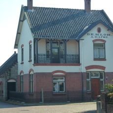 Woonhuis met uurwerkfabriekje