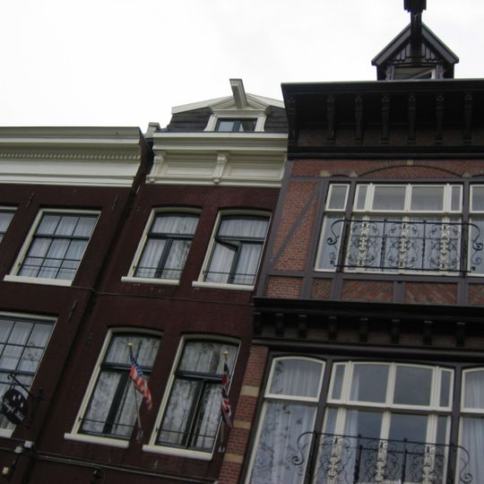 Pand met gevel onder rechte lijst met empire deurpartij