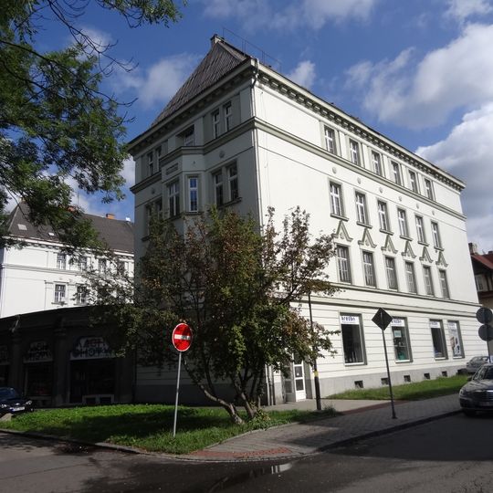 Soubor tří obytných domů a obchodního objektu