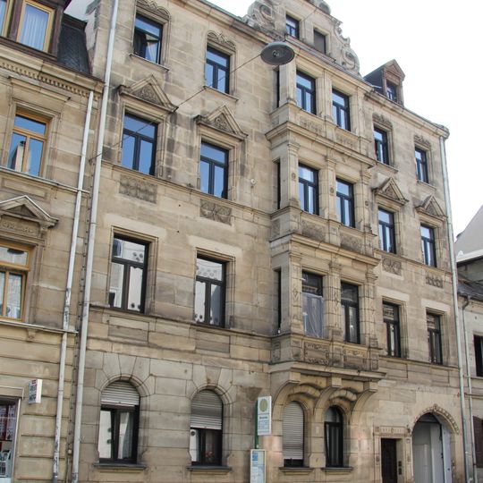 Ehemaliges Wohn- und Geschäftshaus, jetzt Mietshaus