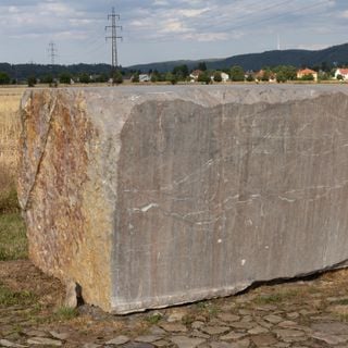 Plastika Klín na Cestě mramoru v Dobřichovicích