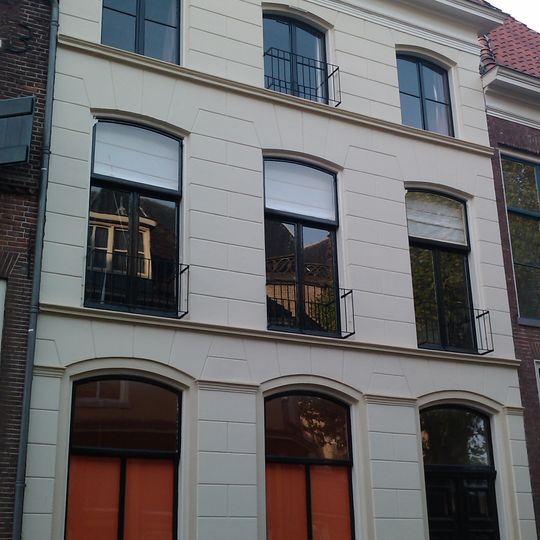 Onderkelderd huis met in blokken gepleisterde lijstgevel