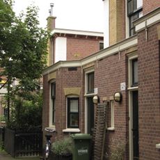 Blok van vier rug-aan-rug gebouwde woningen op vierkante plattegrond, bestaande uit begane grond en verdieping onder een plat dak