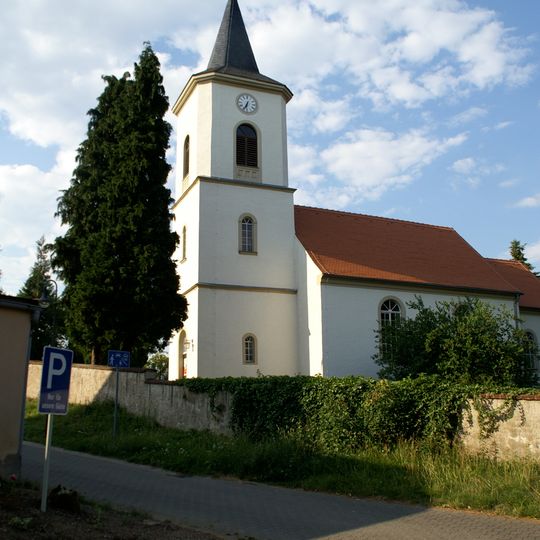 Kirche mit Ausstattung, Kirchhof mit Einfriedungsmauer, Denkmal für die Gefallenen des Ersten Weltkrieges, vier Grabmale und Gerichtslinde Kirchberg -