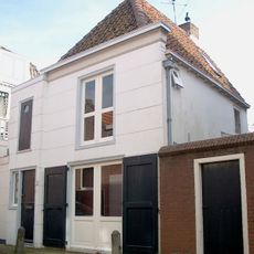 Eenvoudig pand onder zadeldak evenwijdig aan de straat