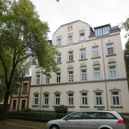 Mietshaus in offener Bebauung mit Vorgarten Straßburger Straße 19; 21