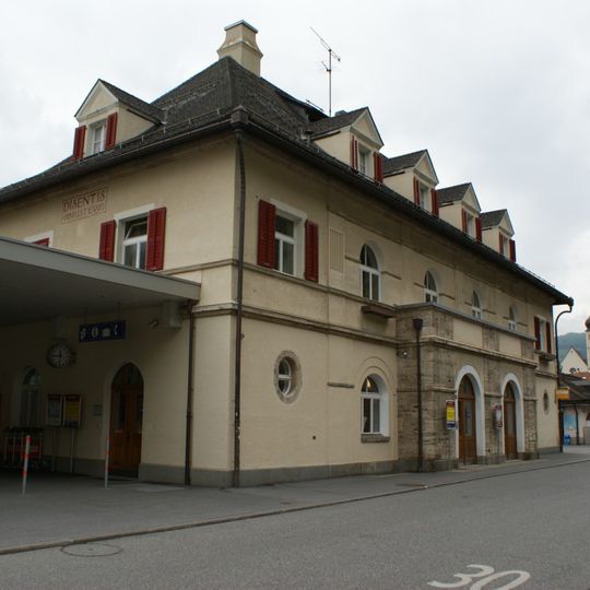 Bahnhof, Aufnahmegebäude