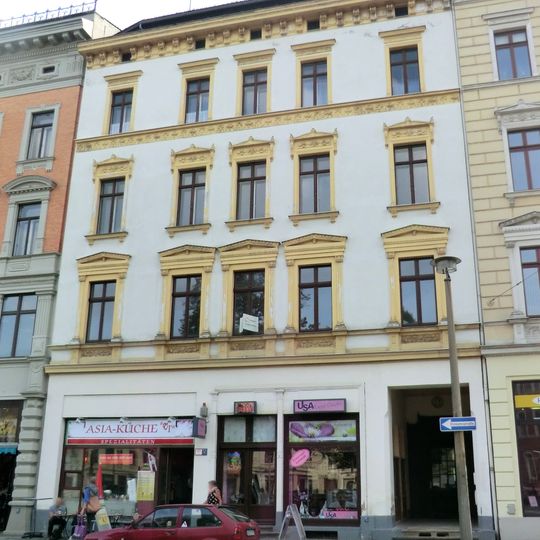 Mietshaus in geschlossener Bebauung, mit Läden Postplatz 16