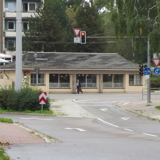 Wartehäuschen mit Läden und öffentlicher Bedürfnisanstalt Falkeplatz 10