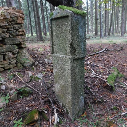 Kaplička zaniklé křížové cesty vpravo od vchodu ruiny kaple západně od Vysoké