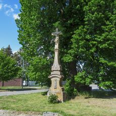 Kříž v Cholině na návsi