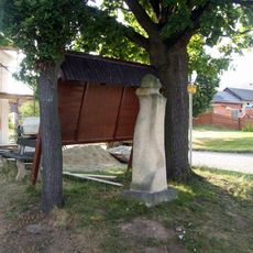 Plastika u křižovatky v Březíně