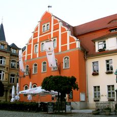 Ratskeller in Ecklage und geschlossener Bebauung, ehemals Rathaus mit Sitznischenportal Am Markt 2