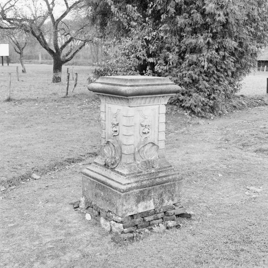 Oldengaerde, zonnewijzersokkel