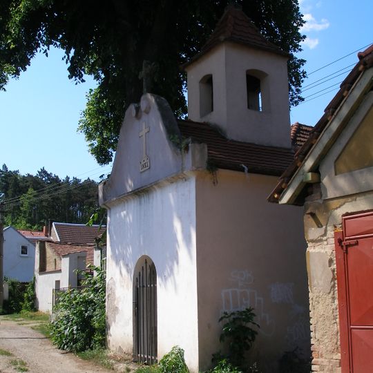Kaple na návsi v Lešanech