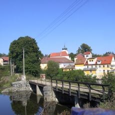 Most přes výpusť rybníka Papírník v Postupicích