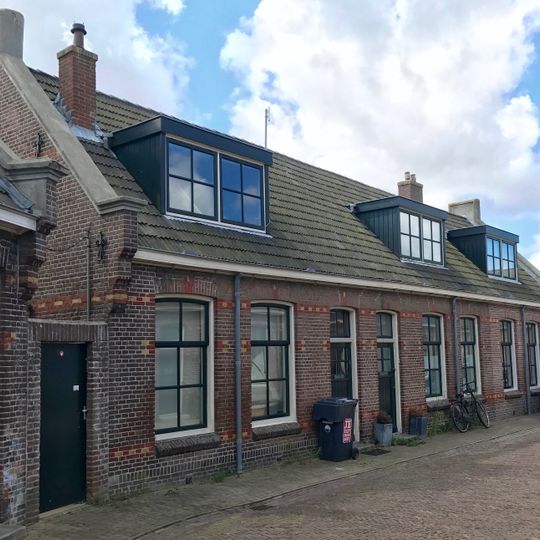 Blokje arbeiderswoningen in ambachtelijk-traditionele stijl