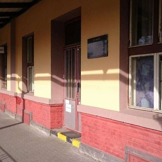 Pamětní deska nuceně nasazených z písecka na nádraží v Písku