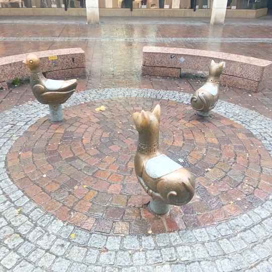 Brunnenfiguren mit Tieren