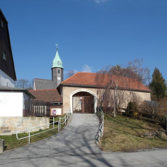 Sachgesamtheit Dorfkirche und Kirchhof Langenwolmsdorf, mit folgenden Einzeldenkmalen: Kirche mit Einfriedung, Torhaus und Kriegerdenkmal für die Gefallenen des Ersten Weltkrieges sowie Kirchhof (Ga