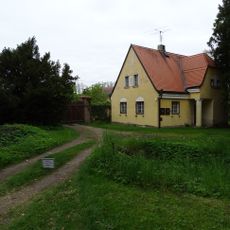 Mostek přes potok mezi prádelnou a zámkem Vrchotovy Janovice