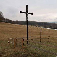 Kříž mezi Hvozdcem a Mrtníkem