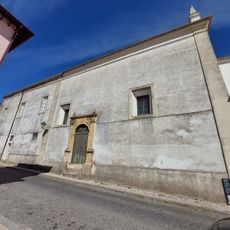 Pórtico da Igreja do Convento da Esperança (teatro velho) e o pátio (antigo claustro) das três cisternas que lhe fica na rectaguarda