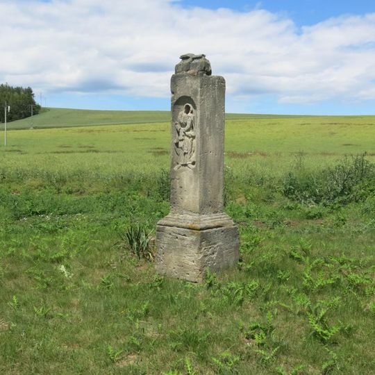 Kříž u zaniklé kaple v polích západně od Chotěbudic