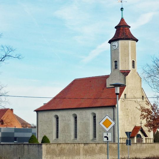 Kirche sowie Grabmal Fam. Prautzsch auf dem Kirchhof Dorfstraße -
