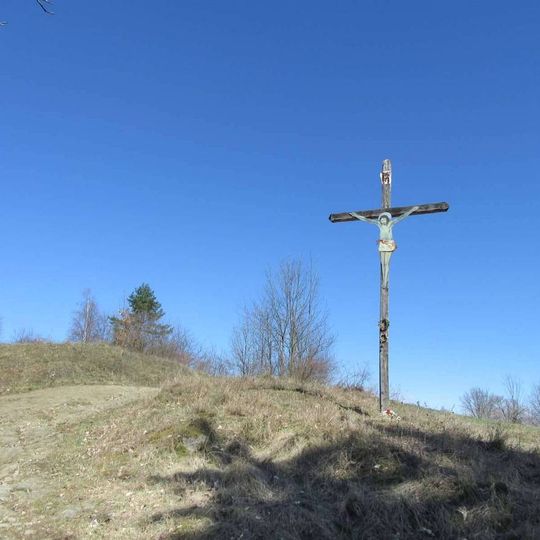 Dřevěný kříž u Komňátky vedle polní cesty