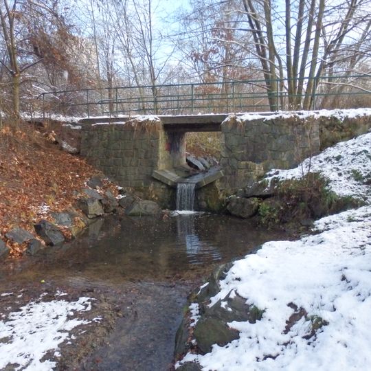 Lávka přes Lhotecký potok východně od Hasovy ulice