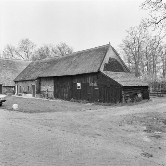 Boerderij onder rieten zadeldak, schuur