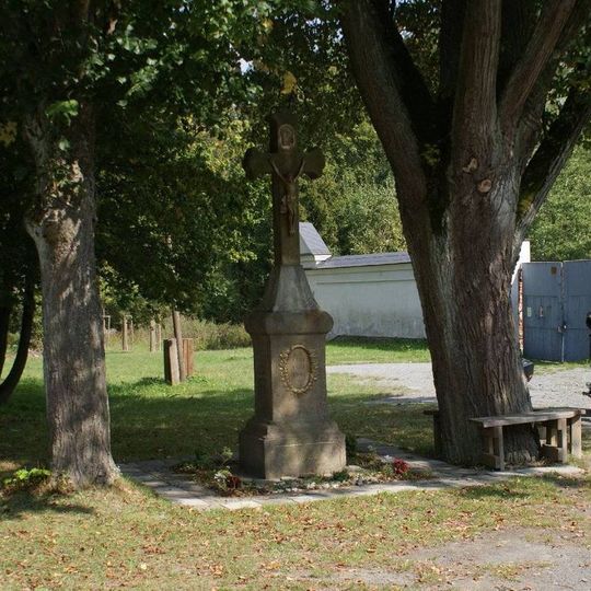 Boží muka u severní strany kostela ve Staré Vodě