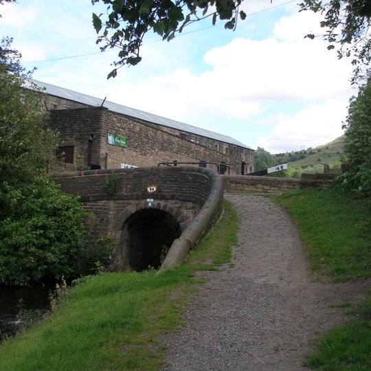 Hudderfield Narrow Canal Winterford Bridge And Lock Number W14