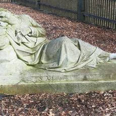 Sousoší spících apoštolů v Getsemanské zahradě u Křížové cesty východně od Lobendavy