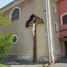 Dřevěný kříž v Hnojicích u kostela