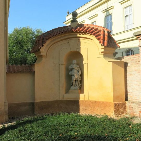 Socha svatého Pavla vpravo od kostela svaté Alžběty v Čáslavi