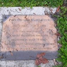 Pamětní deska Danuše Muzikářové v parku v Brně