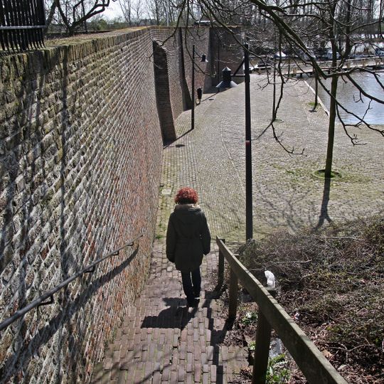 Langs de Linge fragment van de stadsmuur