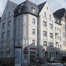 Mietshaus in geschlossener Bebauung in Ecklage, mit Laden und Reste des Vorgartens Barbarossastraße 70