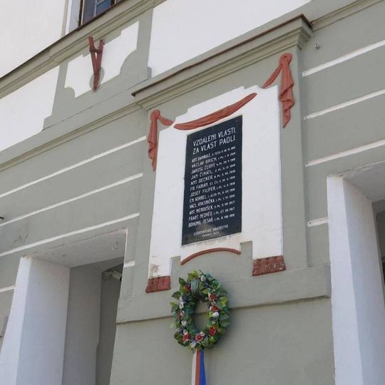 Pomník-deska padlým legionářům na staré radnici v Třeboni
