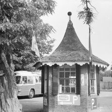 Tuinkoepel onder rieten dak