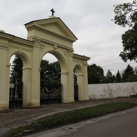 Ohradní zeď a brána hřbitova v Netolicích
