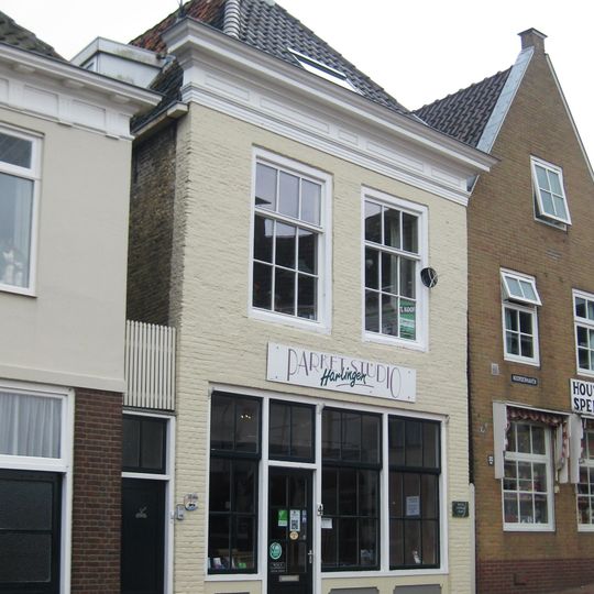 Pand onder zadeldak met achtertopgevel en opgehaalde voorgevel met forse kroonlijst