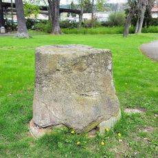 Prázdný kamenný podstavec v parku na náměstí 5. května v Rokycanech