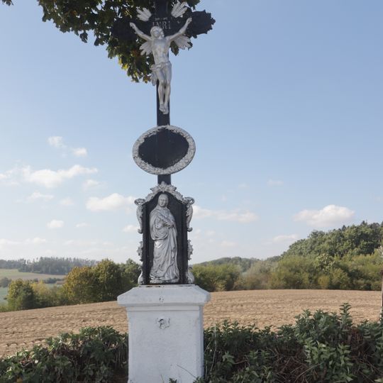 Kříž u silnice 360 severně od Výčap