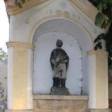 Kaplička ve středu Dřevčic u zastávky autobusů