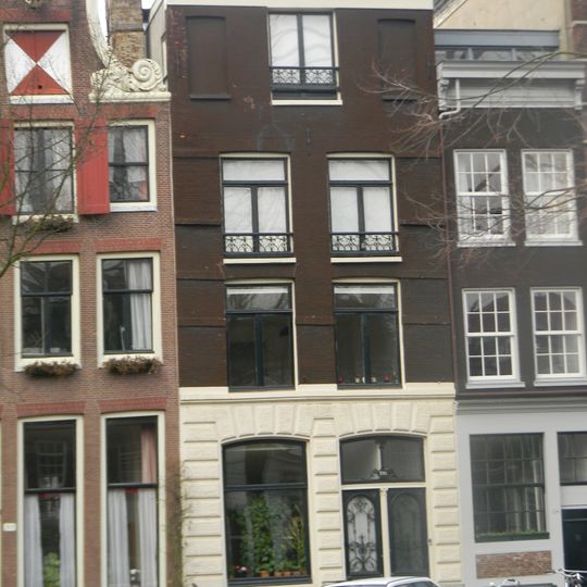 Bovenste verdieping onder rechte lijst