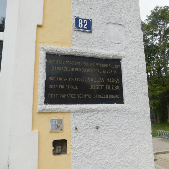 Pamětní deska Václavu Marešovi a Josefu Dleskovi ve Třech Sekerách