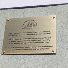 Pamětní deska školy a učitelů v Rokytnici nad Rokytnou